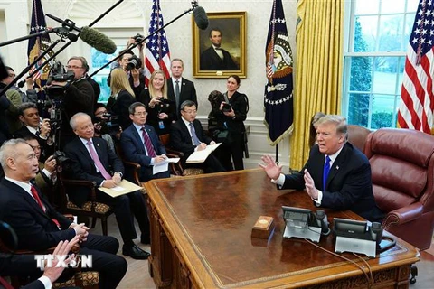 Tổng thống Mỹ Donald Trump (phải) trong cuộc gặp với Phó Thủ tướng Trung Quốc Lưu Hạc (trái) tại Washington, DC, Mỹ, ngày 22/2. (Nguồn: AFP/TTXVN) 