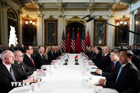 Bộ trưởng Tài chính Mỹ Steven Mnuchin (thứ 3, trái), Đại diện Thương mại Mỹ Robert Lighthizer (thứ 4, trái) trong cuộc đàm phán thương mại với phái đoàn Trung Quốc do Phó Thủ tướng Lưu Hạc (thứ 4, phải) dẫn đầu tại Washington, DC., ngày 21/2/2019. (Nguồn: