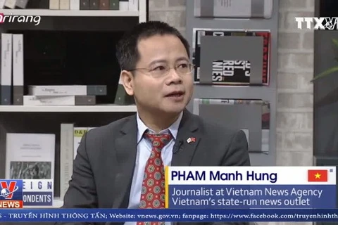 Nhà báo Phạm Mạnh Hùng phát biểu trên kênh truyền hình quốc tế Ariang. (Ảnh: TTXVN)