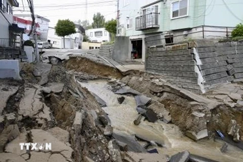 Đoạn đường bị hư hại sau động đất tại Sapporo, Hokkaido, Nhật Bản ngày 6/9/2018. (Nguồn: Kyodo/TTXVN) 