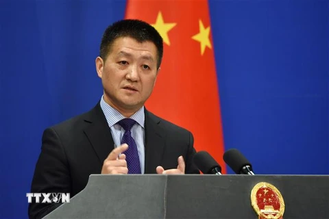 Người phát ngôn Bộ Ngoại giao Trung Quốc, ông Lục Khảng tại cuộc họp báo ở Bắc Kinh. (Nguồn: AFP/TTXVN) 