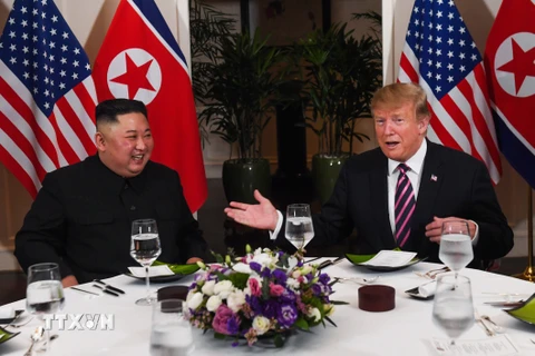 Tổng thống Mỹ Donald Trump (phải) và Chủ tịch Triều Tiên Kim Jong-un dùng bữa tối thân mật trong cuộc gặp đầu tiên tại Hội nghị thượng đỉnh Mỹ-Triều lần hai, ngày 27/2. (Nguồn: AFP/TTXVN)