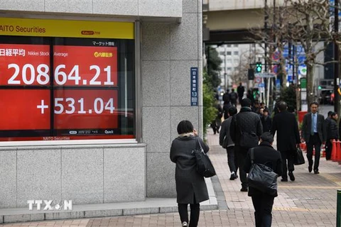 Bảng tỷ giá chứng khoán tại thủ đô Tokyo, Nhật Bản. (Nguồn: AFP/TTXVN) 