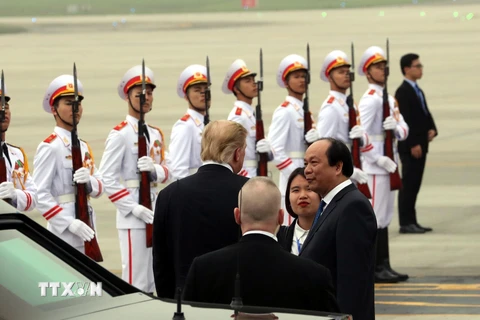 Hình ảnh Tổng thống Mỹ Donald Trump tạm biệt Hà Nội về nước
