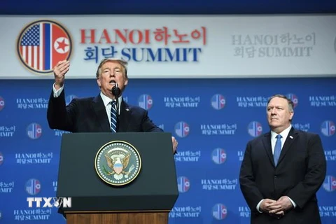 Ngoại trưởng Mỹ Mike Pompeo (phải) và Tổng thống Mỹ Donald Trump trong cuộc họp báo sau Hội nghị thượng đỉnh Mỹ-Triều lần hai ở Hà Nội ngày 28/2/2019. (Nguồn: AFP/ TTXVN) 