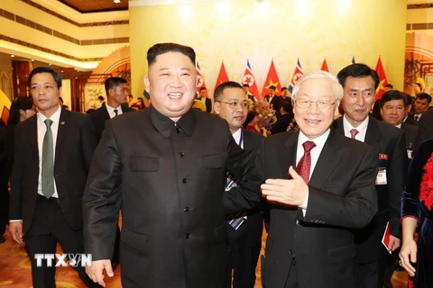 Tổng Bí thư, Chủ tịch nước Nguyễn Phú Trọng tiễn Chủ tịch Triều Tiên Kim Jong-un sau buổi tiệc chiêu đãi tối 1/3. (Ảnh: Trí Dũng/TTXVN) 