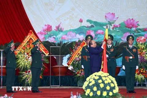 Thủ tướng Nguyễn Xuân Phúc trao tặng Huân chương Quân công hạng Nhất của Chủ tịch nước cho lực lượng Bộ đội Biên phòng. (Ảnh: Thống Nhất/TTXVN) 