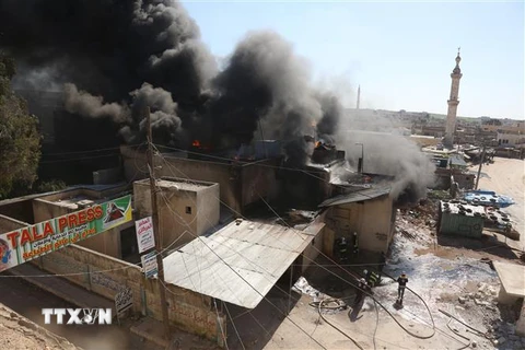 Khói bốc lên sau các cuộc tấn công ở tỉnh Idlib, Syria. (Nguồn: AFP/TTXVN) 