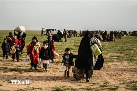 Người dân Syria sơ tán khỏi làng Baghouz, tỉnh Deir Ezzor, vùng lãnh thổ cuối cùng của Syria bị IS chiếm đóng ngày 26/2. (Nguồn: AFP/TTXVN) 
