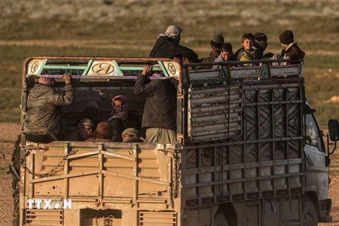 Sơ tán người dân khỏi làng Baghouz, tỉnh Deir Ezzor, Syria, ngày 25/2/2019. (Nguồn: AFP/TTXVN) 