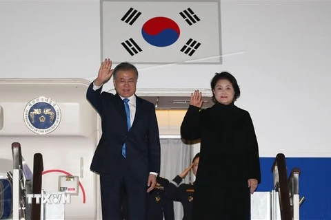Tổng thống Hàn Quốc Moon Jae-in (trái) và phu nhân. (Ảnh: Yonhap/TTXVN) 