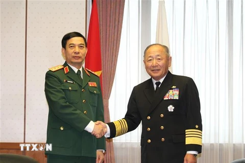 Đô đốc Katsutoshi Kawano, Tham mưu trưởng liên quân Lực lượng Phòng vệ Nhật Bản đón Thượng tướng Phan Văn Giang. (Ảnh: Hồng Hà/TXVN) 