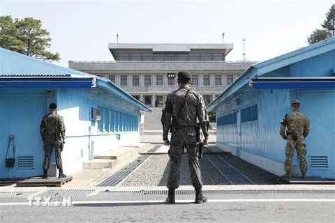 Binh sỹ Hàn Quốc gác tại Khu vực An ninh chung (JSA) thuộc Khu phi quân sự liên Triều ở làng đình chiến Panmunjom ngày 18/4/2018. (Nguồn: EPA/TTXVN) 