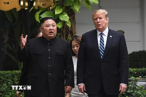 Tổng thống Mỹ Donald Trump (phải) và Chủ tịch Triều Tiên Kim Jong-un tại ngày làm việc thứ hai của Hội nghị thượng đỉnh Mỹ-Triều lần hai ở Hà Nội, ngày 28/2/2019. (Nguồn: AFP/TTXVN) 