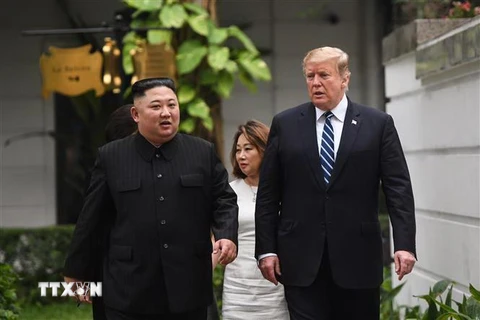 Tổng thống Mỹ Donald Trump (phải) và Chủ tịch Triều Tiên Kim Jong-un tại Hội nghị thượng đỉnh Mỹ-Triều lần hai ở Hà Nội ngày 28/2/2019. (Nguồn: AFP/TTXVN) 