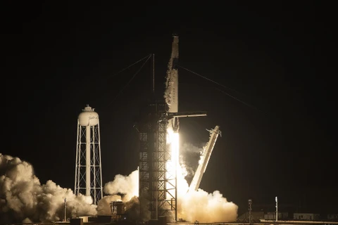 Tên lửa đẩy Falcon 9 mang theo tàu vũ trụ không người lái Crew Dragon rời khỏi bệ phóng tại Trung tâm Vũ trụ Kennedy ở bang Florida (Mỹ) ngày 2/3/2019. (Nguồn: AFP/TTXVN) 