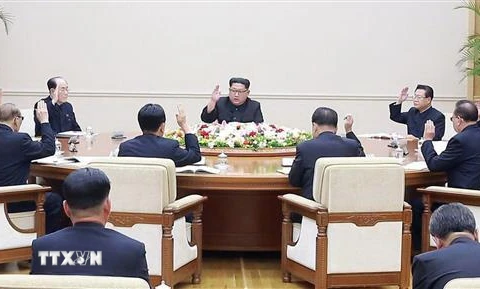 Nhà lãnh đạo Triều Tiên Kim Jong-un (giữa, phía xa) chủ trì phiên họp của Ban chấp hành Trung ương Đảng Lao động Triều Tiên tại Bình Nhưỡng. (Nguồn: Yonhap/TTXVN) 