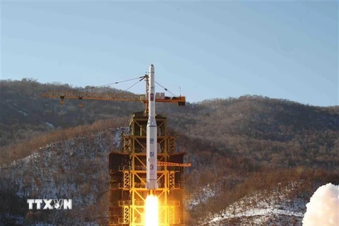 Tên lửa Unha-3 của Triều Tiên rời bệ phóng Sohae ở bãi thử tên lửa Dongchang-ri, ngày 12/12/2012. (Nguồn: Yonhap/TTXVN) 
