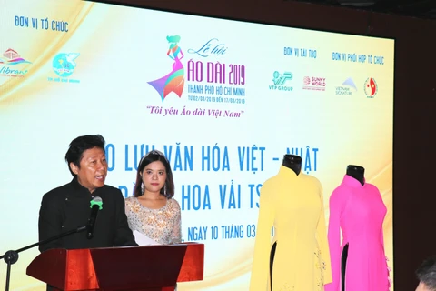 Nhà thiết kế áo dài Sĩ Hoàng phát biểu tại chương trình. (Ảnh: Gia Thuận/TTXVN) 
