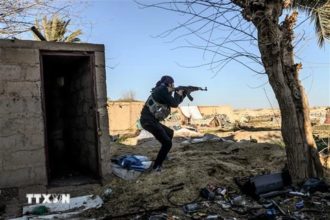 Lực lượng SDF được triển khai tại thị trấn Baghouz, tỉnh Deir Ezzor, Syria, ngày 9/3/2019. (Nguồn: AFP/TTXVN) 