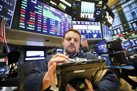 Các nhà đầu tư tại sàn giao dịch chứng khoán New York, Mỹ. (Nguồn: THX/TTXVN) 