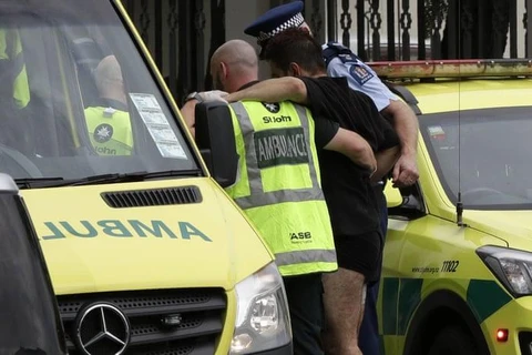 Cảnh sát và nhân viên cứu thương giúp đỡ một người đàn ông bị thương sau vụ nổ súng tại một nhà thờ Hồi giáo ở thành phố Christchurch. (Nguồn: AP) 