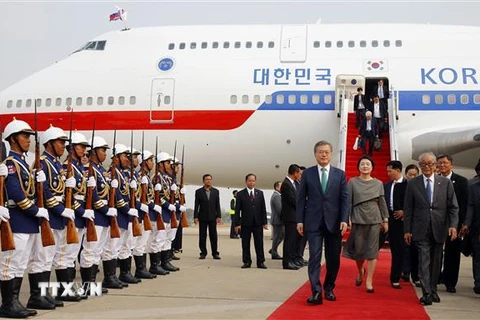 Tổng thống Hàn Quốc Moon Jae-in (trái) và phu nhân tới sân bay quốc tế Phnom Penh, Campuchia ngày 14/3. (Nguồn: Yonhap/TTXVN) 