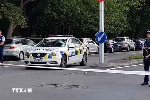 Cảnh sát phong tỏa khu vực xung quanh hiện trường vụ xả súng tại đền thờ ở Christchurch ngày 15/3/2019. (Nguồn: AFP/ TTXVN) 