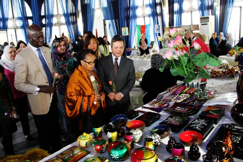 Gian hàng giới thiệu sản phẩm thủ công mỹ nghệ Việt Nam tại hội chợ. (Ảnh: Tấn Đạt/TTXVN) 