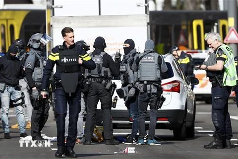 Cảnh sát điều tra tại hiện trường vụ xả súng ở 24 Oktoberplace, Utrecht, Hà Lan, ngày 18/3/2019. (Nguồn: AFP/ TTXVN) 
