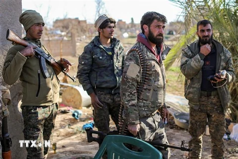 Lực lượng SDF lục soát một khu lán trại của IS tại thị trấn Baghouz, tỉnh Deir Ezzor, Syria, ngày 9/3/2019. (Nguồn: AFP/ TTXVN) 