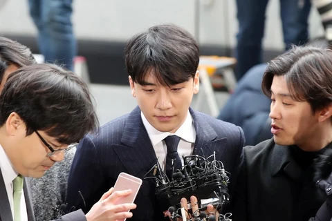 Ca sỹ Seung-ri tới sở cảnh sát ở Seoul, Hàn Quốc, ngày 14/3/2019. (Nguồn: Yonhap/TTXVN) 