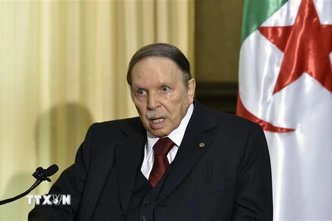 Tổng thống Algeria Abdelaziz Bouteflika phát biểu trong một cuộc họp tại Zeralda, ngoại ô Algiers, ngày 10/4/2016. (Nguồn: AFP/TTXVN) 