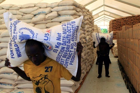 Người dân nhận hỗ trợ thực phẩm được phân phối bởi Chương trình Lương thực Thế giới. (Nguồn: Reuters) 
