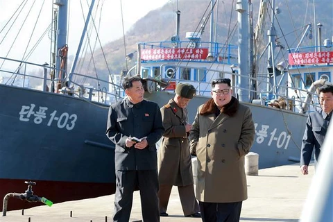 Nhà lãnh đạo Triều Tiên Kim Jong-un thăm một cảng cá vùng biển phía Đông nước này tháng 12/2018. (Nguồn: AFP/TTXVN)