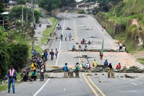 Người Colombia chặn đường trong cuộc biểu tình. (Nguồn: AFP) 