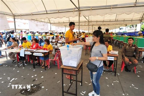 Cử tri Thái Lan bỏ phiếu sớm tại một điểm bầu cử ở Samut Prakan ngày 17/3/2019. (Nguồn: THX/TTXVN) 