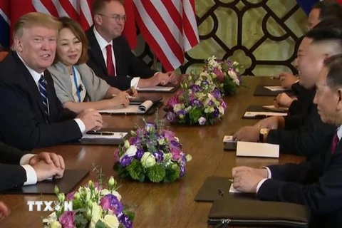 Tổng thống Mỹ Donald Trump và nhà lãnh đạo Triều Tiên Kim Jong-un tại cuộc hội đàm mở rộng Hội nghị thượng đỉnh Mỹ-Triều Tiên lần thứ hai. (Nguồn: TTXVN) 