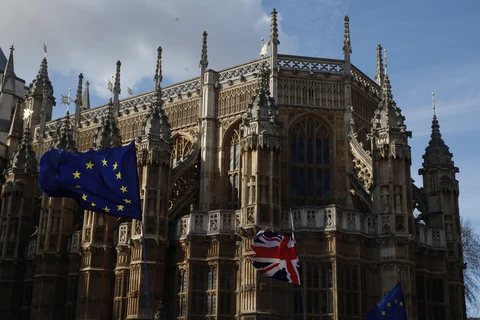 Cờ Anh (phải) và cờ EU (trái) tại London, ngày 14/3/2019. (Nguồn: THX/TTXVN) 