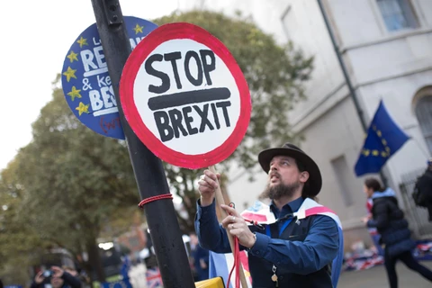 Người dân tuần hành phản đối Brexit bên ngoài tòa nhà Quốc hội ở London, Anh, ngày 11/3/2019. (Nguồn: THX/TTXVN) 
