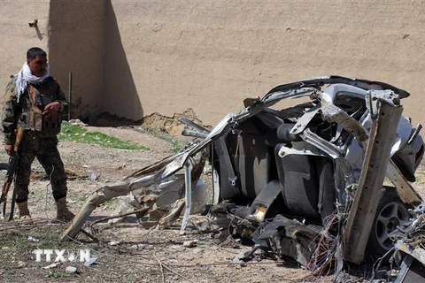Binh sỹ Afghanistan điều tra tại hiện trường vụ đánh bom ở Kandahar ngày 17/3. (Nguồn: THX/TTXVN) 