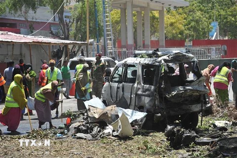 Hiện trường một vụ nổ bom xe ở Somalia. (Nguồn: AFP/TTXVN) 