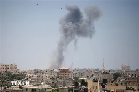 Khói bốc lên sau các cuộc không kích do quân đội Israel tiến hành tại thành phố Rafah, Dải Gaza ngày 14/7/2018. (Nguồn: THX/TTXVN) 