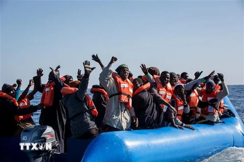 Người di cư chờ được cứu trên biển, ngày 19/1/2019. (Nguồn: AFP/TTXVN) 