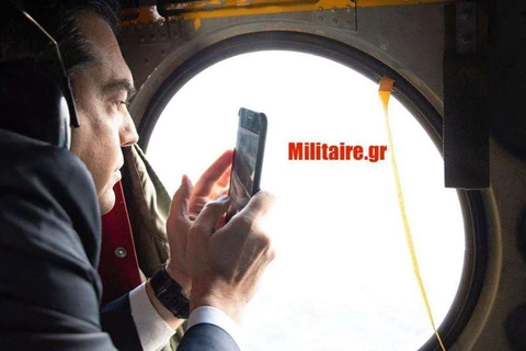 Thủ tướng Hy Lạp Alexis Tsipras trên chiếc trực thăng Chinook ngày 28/3/2019. (Nguồn: Militaire/TTXVN) 
