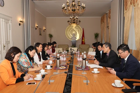 Đoàn công tác Hội Liên hiệp Phụ nữ Việt Nam làm việc với Đại sứ quán Việt Nam tại Đức. (Ảnh: Phạm Thắng/TTXVN) 