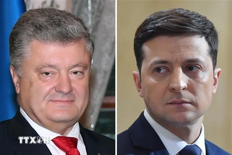 Ứng viên tranh cử Tổng thống Ukraine Volodymyr Zelensky (phải) và đương kim Tổng thống Petro Poroshenko. (Nguồn: AFP/TTXVN) 