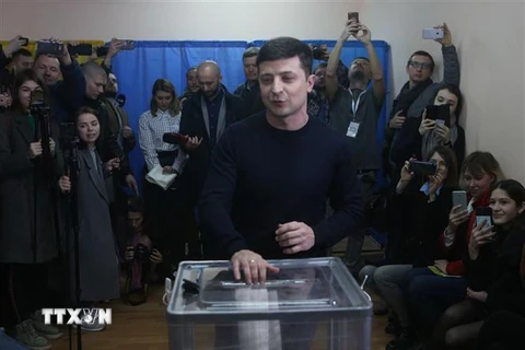 Ứng viên tranh cử Tổng thống Ukraine Volodymyr Zelensky bỏ phiếu tại một điểm bầu cử ở Kiev ngày 31/3/2019. (Nguồn: THX/TTXVN) 