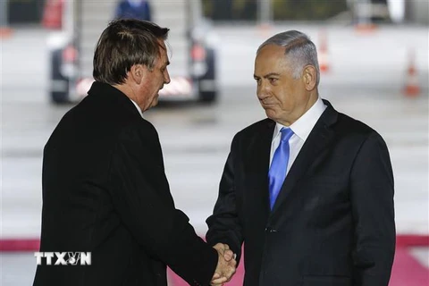 Thủ tướng Israel Benjamin Netanyahu (phải) và Tổng thống Brazil Jair Bolsonaro (trái) tại lễ đón ở sân bay quốc tế Tel Aviv Ben Gurion. (Nguồn: AFP/TTXVN) 