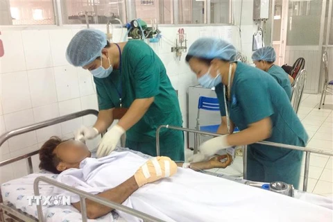 Bệnh nhân Nguyễn Trọng T. được điều trị tại Bệnh viện Đa khoa tỉnh Tây Ninh. (Ảnh: Thanh Tân/TTXVN) 